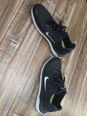 Nike Black and White Free Rn Womems 6.5